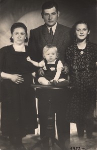 Celestyna Dobrzańska z bratem i rodzicami