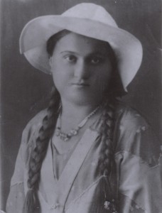 Maria Dobrzańska w kapeluszu